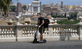 Scooter électrique en italien